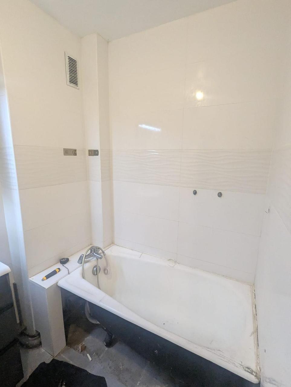 Ancienne baignoire avant travaux d'adaptation